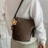 Bolso vintage de ante para mujer, nuevo modelo de otoño 2026, sensación de alta gama, versátil para el uso diario, bolso tipo cubo de un solo hombro para llevar debajo del brazo