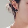Venta al por mayor de pendientes de moda europeos y americanos personalizados con rosas negras y perlas tachonadas.