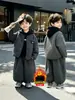 Traje de otoño e invierno para niño 2026 nuevo estilo coreano chaqueta acolchada conjunto de tres piezas elegante para bebé