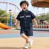 Conjunto de Verano para Niños de Mezclilla Manga Corta 2026 Nuevo Estilo de Verano Color Sólido Bordado de Letras Conjunto de Dos Piezas Moderno