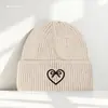 Gorro de Lã Tricotado Marrom Maillard para Meninas no Inverno, Gorro Pequeno de Gola Alta Quente e Que Valoriza o Rosto, Gorro Frio Bordado com Coração para Homens