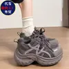 Zapatos de papá ligeros para mujeres menudas, nuevos zapatos deportivos casuales de suela gruesa que aumentan la altura, estilo ins, los más vendidos de la primavera de 2026 para mujer