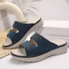 Sapatos femininos de sola grossa, estilosos e casuais, com design minimalista, detalhes de rebites e um toque esportivo. Nova coleção de exportação verão 2026, apresentando chinelos simples de tamanho grande