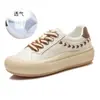 Zapatillas blancas de piel auténtica con patrón de espiga para mujer, nuevo modelo otoño 2026, zapatos versátiles para mujer, zapatillas planas, zapatillas deportivas de moda para mujer