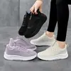 Fujian Jinjiang Calçados Esportivos Femininos Sapatos Pretos Simples Leves Sola Macia Antiderrapante Tênis de Corrida Sapatos Casuais de Primavera e Outono para Viagem Fabricante
