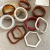 Pulsera Redonda Asimétrica con Acrílico Difuminado Moda Europea y Americana Nueva Pulsera Versátil Joyería de Mano de Nicho de Gama Alta para Mujeres