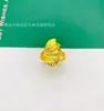 Versión coreana de anillo grande de flor electrochapada para mujer de cobre chapado en oro amor apertura una variedad de anillos anillo de pavo real venta al por mayor de fábrica