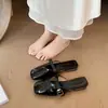 Chinelos Elegantes Estilo Mule com Salto Bloco e Bico Fechado para Mulheres, Adequados para Uso Externo, Nova Coleção Primavera/Verão 2026, Sandálias Estilosas com Bico Quadrado e Salto Baixo Raso