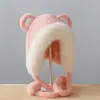 Chapéu de Pelúcia com Orelhas de Urso para Mulheres no Inverno com Tiras, Novo Chapéu Lei Feng Versátil com Proteção Auricular, Chapéu Pulôver de Ciclismo Estilo Coreano com Cúpula