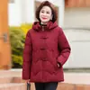Abrigo de invierno estilo vintage para mamá, con forro de polar y algodón engrosado con bordados, diseñado para mujeres de mediana edad y mayores, con capucha desmontable.