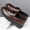 Sapatos masculinos de couro, novos sapatos masculinos slip-on de verão, sapatos casuais confortáveis slip-on de sola macia, atacado de fabricante de sapatos de couro