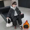 Conjunto de Terciopelo Plus para Niños Otoño e Invierno 2026 Nuevo Estilo Guapo Moderno Chaqueta Acolchada para Bebé Conjunto de Tres Piezas Engrosado para Niños Moderno