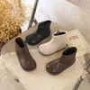 Botas de tornozelo femininas estilo retrô com biqueira dividida, nova coleção outono/inverno 2026, com sola macia, cano justo, botas versáteis estilo britânico, botas Martin infantis