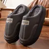 Nuevas pantuflas de algodón para hombre, invierno 2026, talla grande, para uso en interiores, antideslizantes, cálidas y con suela gruesa forrada de felpa.