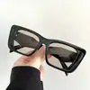 Nuevas Gafas de Sol Pequeñas Cuadradas con Montura Grande Europea y Americana que Muestran el Rostro para Mujer con Novedoso Diseño de Varilla de Rombo, Protección Solar Retro y de Alta Gama