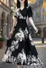 26296 Novo Daimei Yiyuan 2026 Verão Novo Vestido Estampado com Decote V Ajustado na Cintura Comprimento Médio Emagrecedor Vestido Feminino