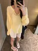 Blusa Amarela Decote V Recorte Estilo Preguiçoso Proteção Solar para Mulheres Verão Fina Transparente Relaxada Nicho Top