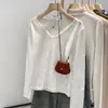 Camiseta Blanca Base Amigable con la Piel con Escote en V Pequeño para Mujer, Nuevo Estilo Otoño Temprano 2024, Única y Hermosa, Elegante Top Interior