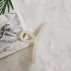 Amazon clip de pinza grande color beige gelatina primavera 2024 accesorios más vendidos moda simple pinza de tiburón para mujer venta al por mayor