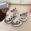 Nuevos zapatos deportivos casuales de otoño antideslizantes que aumentan la altura para mujeres petite, malla 2026, zapatos de papá de suela gruesa, estilo ins transpirable