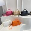 Bolsa Quadrada Pequena Simples Personalizada com Letra para Mulheres Verão 2025 Nova Tendência Fashionável Bolsa Transversal de Ombro