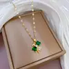 [Acero de Titanio] Lujo Ligero Flor de Cuatro Pétalos con Microincrustaciones de Circonita Esmeralda y Diamantes Completos Colgante Chapado en Cobre Dorado Estilo ins
