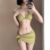 Bikini de tres piezas sexy de alta calidad con patrón simple tridimensional, estilo pequeño Chanel, falda dividida