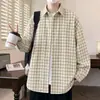Camisa xadrez retrô estilo americano, cardigã oversized masculino de outono com caimento solto, camisa de manga comprida, peça externa casual versátil para casais