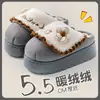 Chinelos de Algodão Femininos de Inverno com Salto Novo 2025 Casa Interior Quente Antiderrapante Solado Grosso Pelúcia Pós-parto Sapatos de Algodão para Outono e Inverno