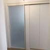Puerta corrediza de aleación de aluminio para balcón, baño, lado estrecho, puerta corrediza con ventilador, riel colgante para puerta corrediza de vidrio para cocina