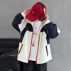 Roupa infantil para meninos, jaqueta de outono 2026 novo estilo primavera-outono, corta-vento estiloso e legal para meninos mais velhos no outono