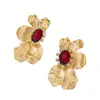 Un Par de Modernas Flores de Diamante Incrustadas con Gemas en Diseño de Media Flor para el Uso Diario Casual de Mujer