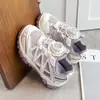 Tênis feminino 2026 primavera e outono novos sapatos casuais estilosos com solas macias, antiderrapantes, versáteis, estilo "dad shoes", tênis de corrida
