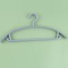 Percha de plástico simple antideslizante engrosada para dormitorio artículos de uso diario percha sin costuras percha al por mayor