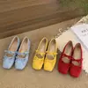 Sapatilhas femininas com aumento interno de altura e detalhe de laço, estilo francês primavera/verão 2025, sapatinhos Mary Jane vermelhos para noite