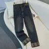 Calça jeans azul tipo cigarrete com barra dobrada para mulheres, novo estilo primavera/outono 2026, alongadora de pernas, tamanho petite, calça de perna reta cropped