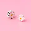 Plata S925 Epoxy Estéreo Sólido Pequeñas Flores Margaritas Separadores Cuentas para Cuerda Trenzada DIY Cuentas Plateadas Perforadas Cruzadas Moda Coreana