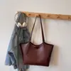 Nova bolsa tote de outono 2026, bolsa de grande capacidade para mulheres, adequada para estudantes universitários, trabalho e deslocamento, bolsa de ombro estilosa
