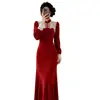 Nueva Ropa Femenina Estilo Chino: Qipao de Pana con Botones y Encaje Rojo para el Año del Zodiaco, Vestido Interior Ajustado para Compromiso Invierno 2026