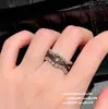 Anel geométrico cravejado com pedras preciosas e diamantes inteiros, como um cubo de açúcar. Conjunto de anel de 6 quilates com coroa de linguagem das flores para jovem rica.