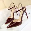 Sandalias de tacón alto de aguja simples estilo europeo y americano con punta fina poco profunda, charol, look sexy para discoteca, efecto adelgazante, con una sola tira para mujer