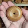 Sándalo Rojo Indio de Hoja Pequeña Hebilla de Seguridad Donut Longitud 5cm Alta Densidad de Aceite Alto Peso Juguete Portátil Colgante de Coche