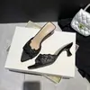 2026 Nuevo Estilo Elegante Negro Encaje Punta Puntiaguda Sexy Tacón de Aguja Correa Única Zapatillas Bordadas Suave para Mujer de Banquete