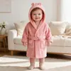 Roupão de bebê transfronteiriço, flanela, espessado para meninos e meninas, adequado para usar em casa, como pijama e como roupão de banho para bebês no outono e inverno, e para todas as estações