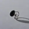 Anillo de Metal Negro con Ágata Negra Incrustada Estilo Minimalista Retro Europeo y Americano Diseño de Nicho Irregular de Moda Tendencia