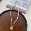Collar con Colgante de Cara Sonriente Personalizado Hebilla Ot de Perla para Hombres y Mujeres, Collar Largo de Perlas de Imitación Hip-Hop Urbano con Sentido de Diseño