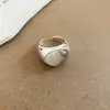 Serenidad de Té Blanco, Anillo Abierto Irregular de Perla Tejido Plegado, Anillo de Dedo Índice de Lujo Ligero de Gama Alta, Accesorio de Mano de Moda