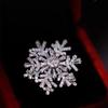 Estilo de moda de copo de nieve europeo y americano otoño e invierno nuevo diseño de nicho frío de alta gama exquisito broche accesorios de personalidad brillante