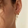 Brincos de estrela de oito homens assimétricos dourados franceses para mulheres de nicho de luxo leve de alta qualidade requintado brincos empilhados simples
