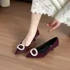 Zapatos de tacón de aguja de gamuza burdeos con punta fina para mujer, con hebilla grande adornada con diamantes, elegantes y con estilo, zapatos de salón de corte bajo para fiestas de compromiso